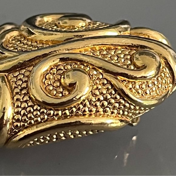 Jose Barrera for AVON Vintage Gold Tone Clip Earrings - Picture 9 of 13